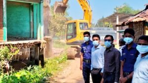 কুলাউড়ায় অবৈধ ভবন উচ্ছেদ করল প্রশাসন